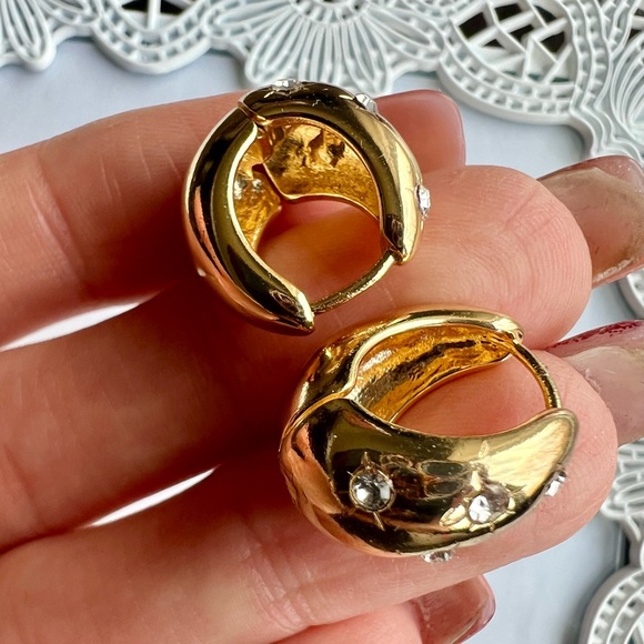 Elegant small hoop earrings with sparking stars - Picture 8 of 10